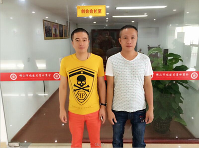 创会会长蔡建华（左）与天河童装贸易公司总经理蔡金波（右）合影留念